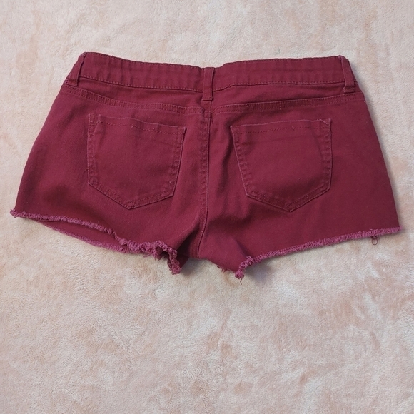 REFUGE WOMEN'S MAROON DISTRESSED JEAN SHORTS SIZE 10. - Picture 3 of 8